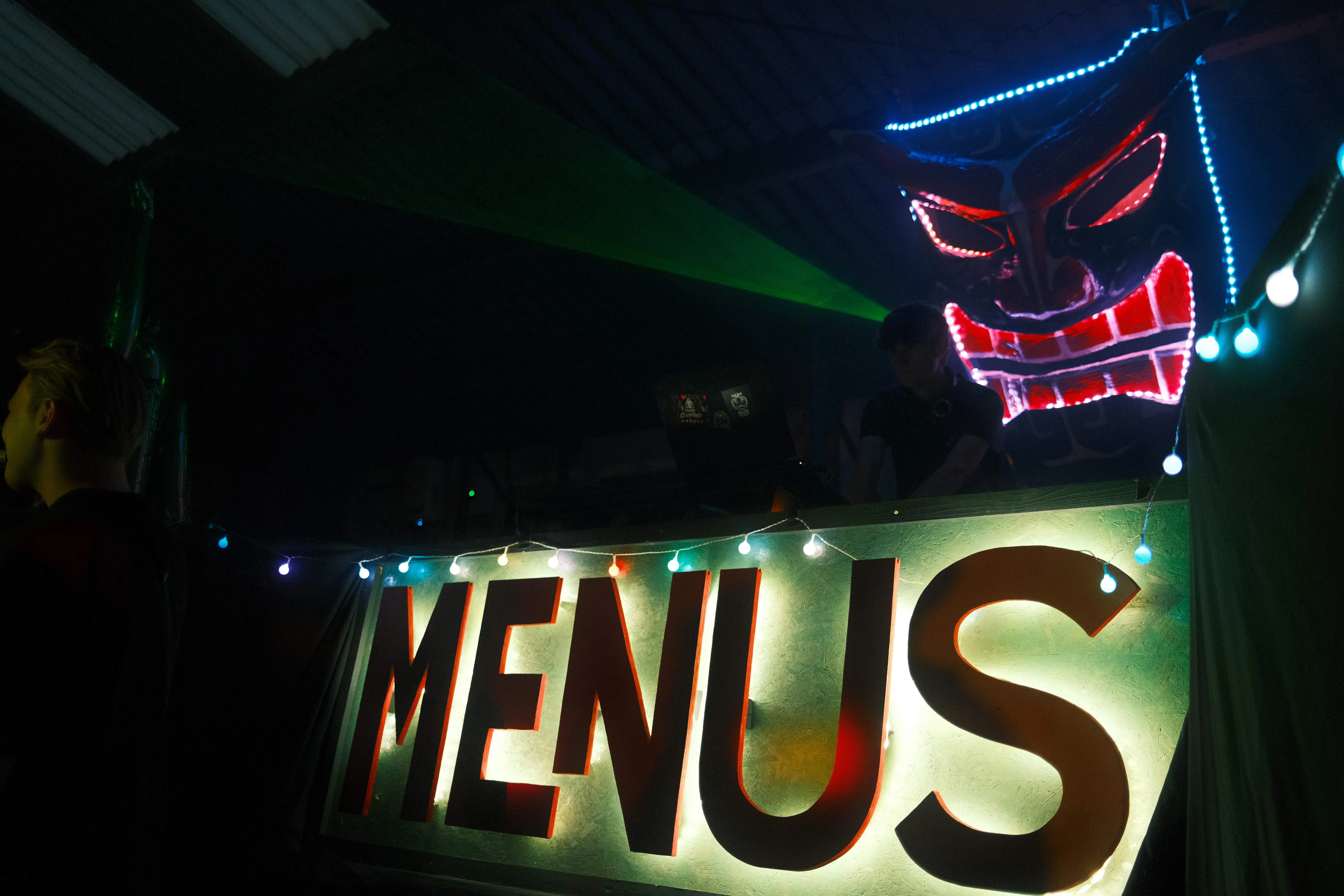 Bezoekers genieten van de DJ bij het Menusfest festival in bergeijk